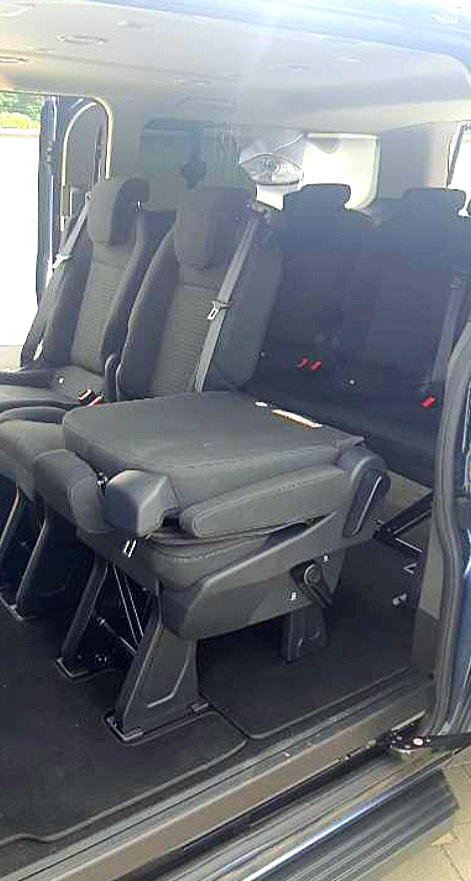 Sklopenie sedadiel v našom luxusnom minibuse ponúka ešte viac miesta na batožinu. NA prepravu osôb minibusom využívame Ford Custom L2H1