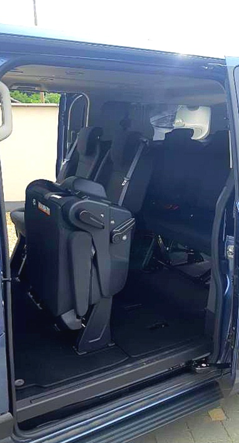 Sedadlá v minibuse určenom na prepravu osôb sa dajú jednoducho skladať a uvolniť si priestor pre viac batožiny